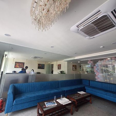 Rr Galaxy Hotell Gurgaon Exteriör bild