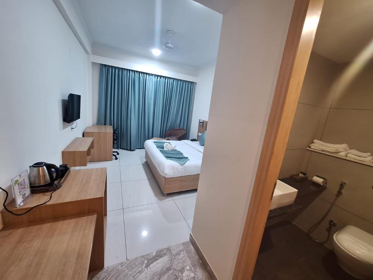 Rr Galaxy Hotell Gurgaon Exteriör bild
