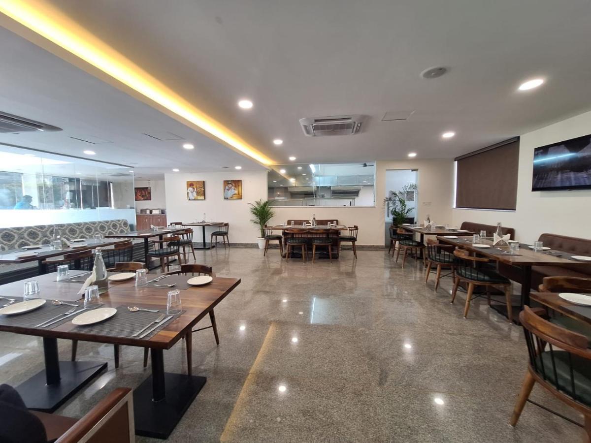 Rr Galaxy Hotell Gurgaon Exteriör bild