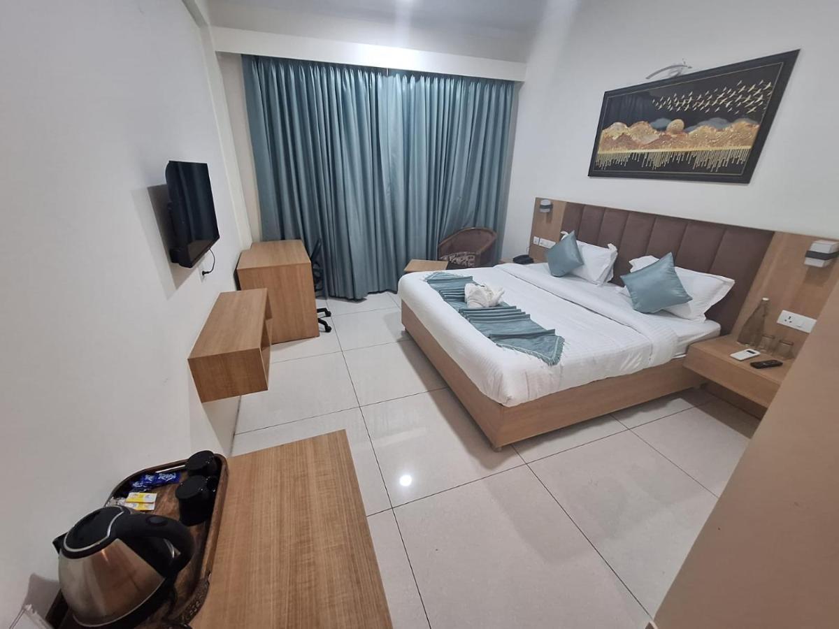 Rr Galaxy Hotell Gurgaon Exteriör bild