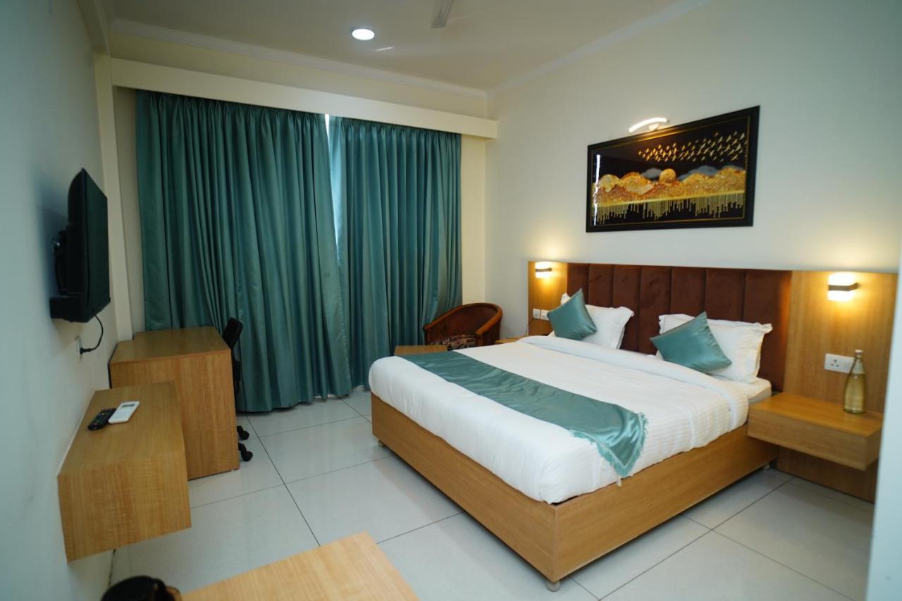 Rr Galaxy Hotell Gurgaon Exteriör bild
