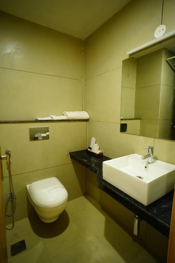 Rr Galaxy Hotell Gurgaon Exteriör bild