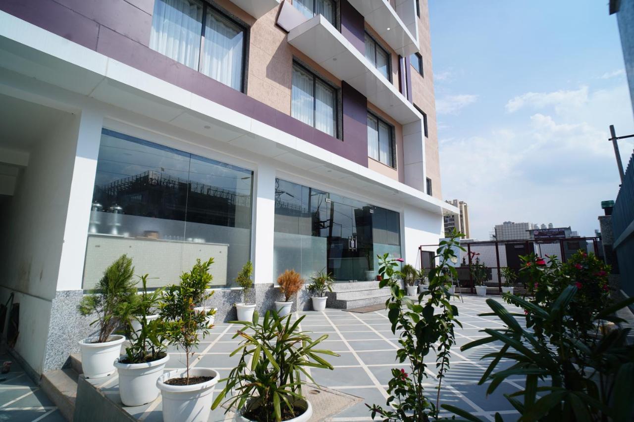 Rr Galaxy Hotell Gurgaon Exteriör bild