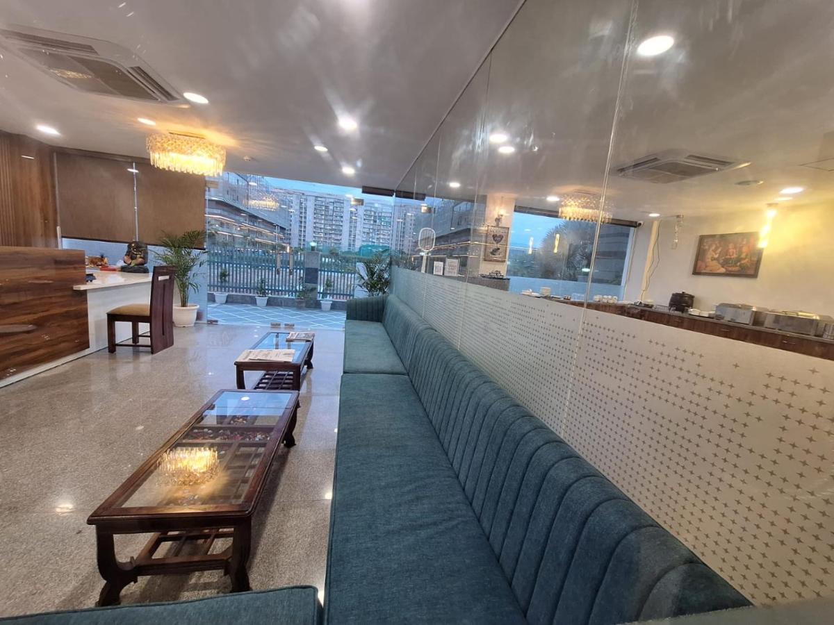 Rr Galaxy Hotell Gurgaon Exteriör bild