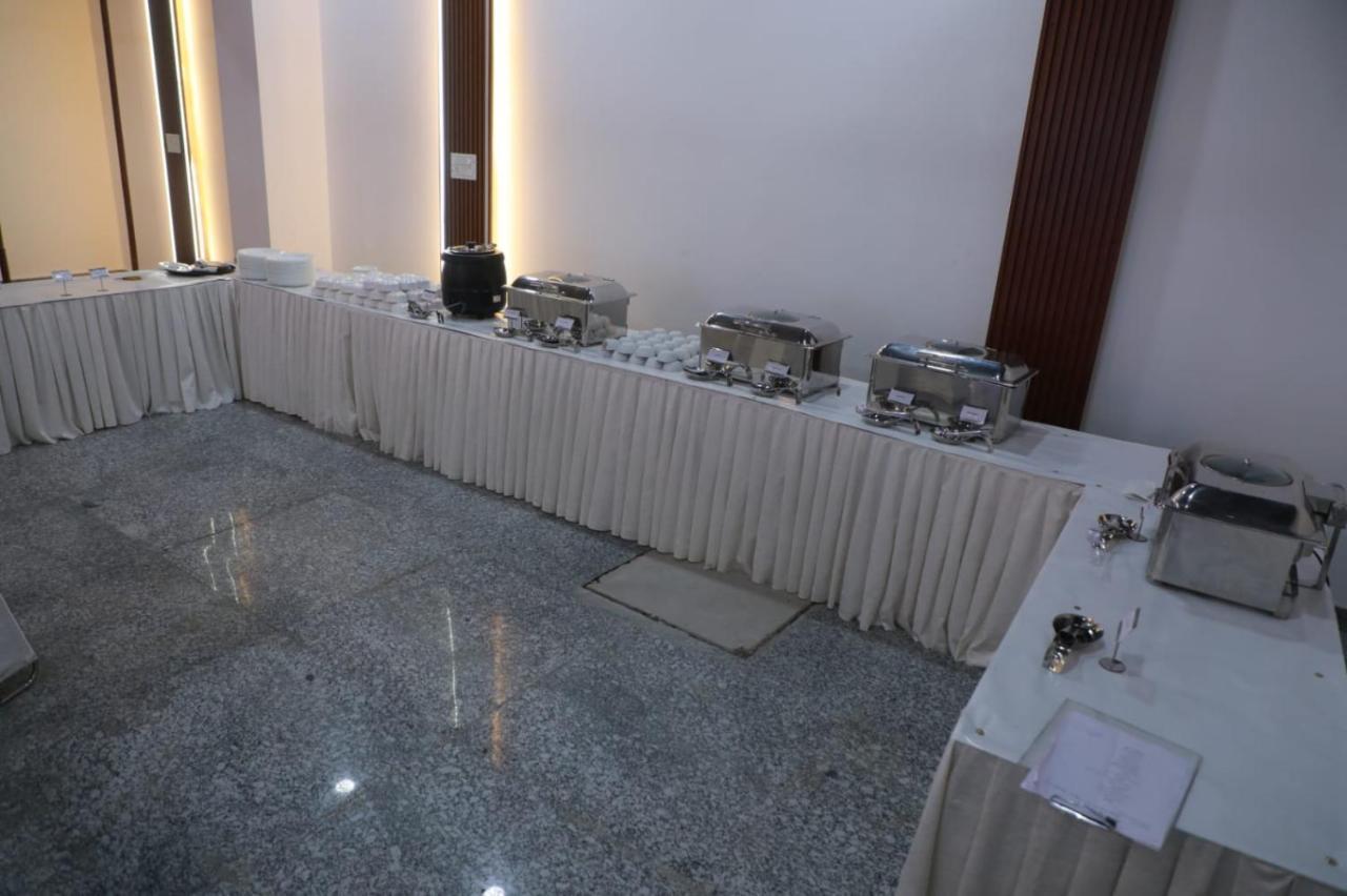 Rr Galaxy Hotell Gurgaon Exteriör bild
