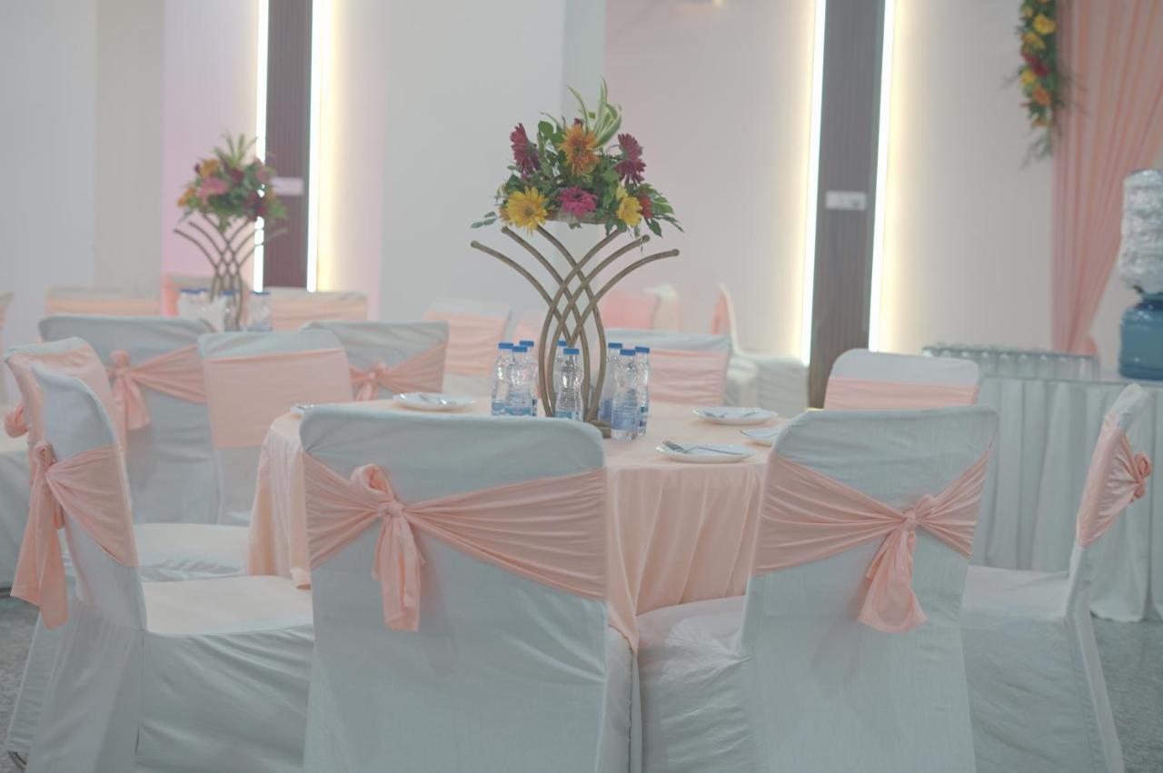Rr Galaxy Hotell Gurgaon Exteriör bild