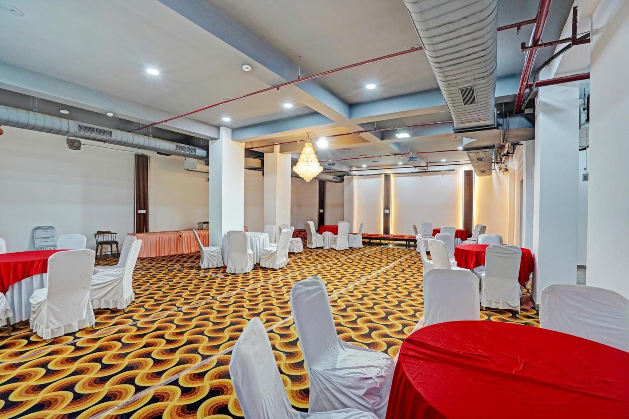 Rr Galaxy Hotell Gurgaon Exteriör bild