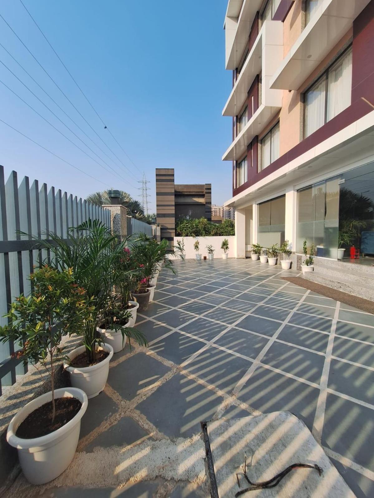 Rr Galaxy Hotell Gurgaon Exteriör bild