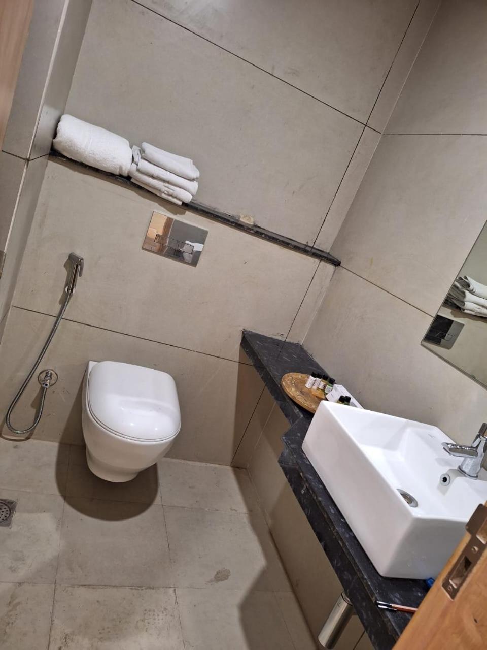 Rr Galaxy Hotell Gurgaon Exteriör bild