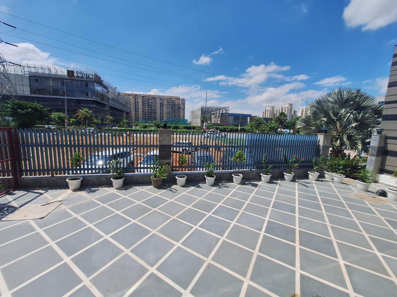 Rr Galaxy Hotell Gurgaon Exteriör bild